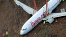 Petugas menggunakan crane untuk mengevakuasi pesawat Boeing 737-800 dari maskapai Pegasus Airlines yang nyaris terperosok ke dalam laut di bandara Trabzon, Turki (18/1). (AP Photo / Turkay Albayak)