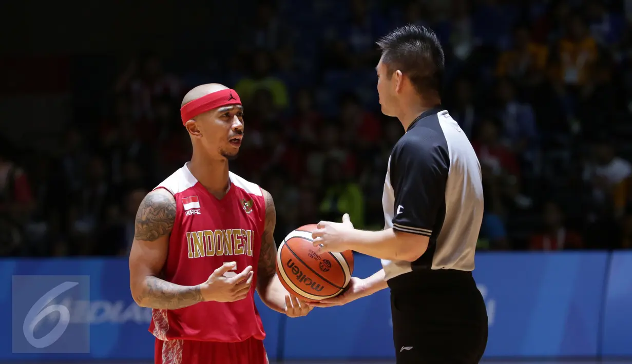 Pebasket Indonesia, Mario Wuysang melakukan protes terhadap kepemimpinan wasit Xiaoguang Yang saat berlaga melawan Filipina di final SEA Games ke-28 di OCBC Arena Singapore, Senin (15/6/2015). Indonesia kalah 64-72. (Liputan6.com/Helmi Fithriansyah)