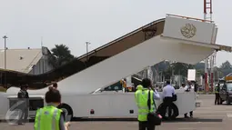 Penampakan eskalator pribadi yang diboyong dari Arab Saudi, di appron Bandara Halim Perdana Kusuma, Jakarta, Rabu (1/3). Eskalator pribadi milik Raja Salman bin Abdulaziz al-Saud itu sudah tiba sejak tanggal 22 Februari 2017. (Liputan6.com/Fery Pradolo)