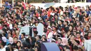Calon penonton antre untuk masuk menyaksikan laga final bulu tangkis beregu putra di Istora Senayan Jakarta, Rabu (22/8). Laga final bulu tangkis beregu putra mempertemukan Indonesia melawan China. (Liputan6.com/Helmi Fithriansyah)