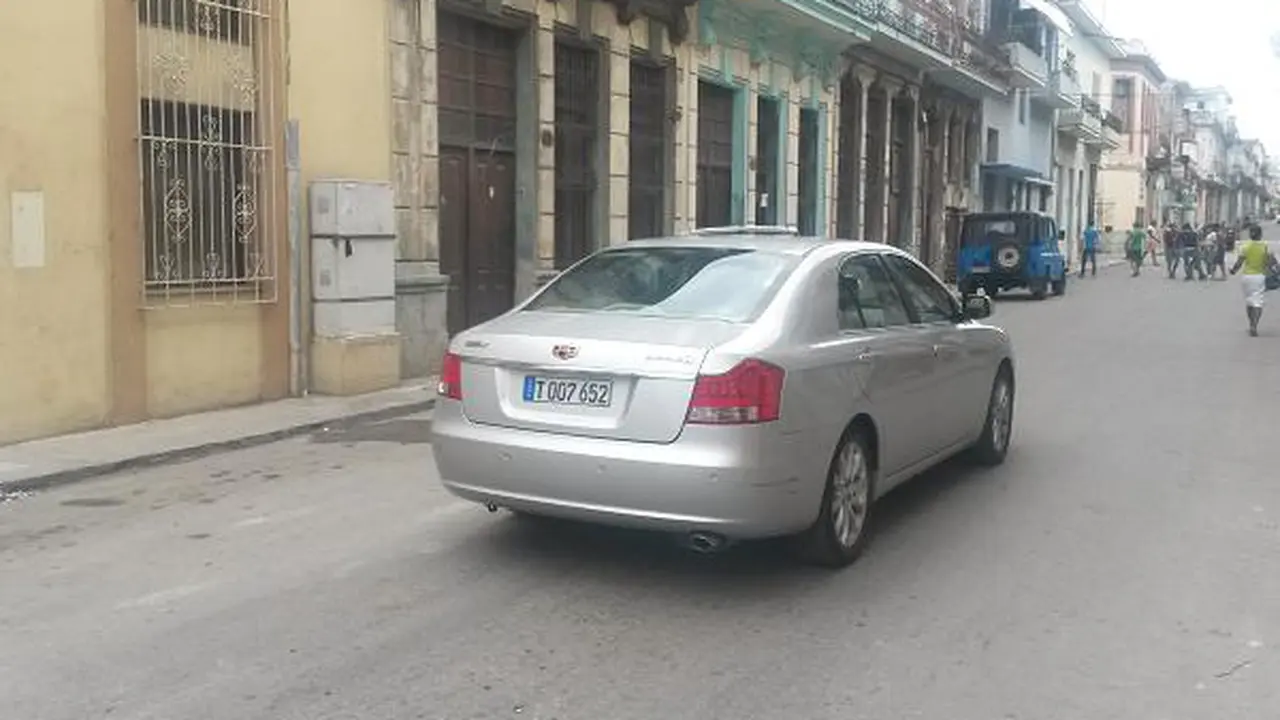 Mobil Modern Tiongkok Ubah Wajah Klasik Jalanan Kuba