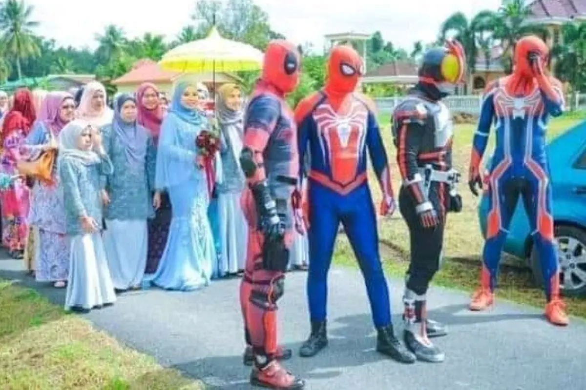 Kakak laki-laki pakai kostum superhero di pernikahan adik