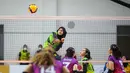 Pemain Jakarta Mandiri Popsivo Polwan, Arsela Nuari Purnama melakukan spike ke arah tim Jakarta Pertamina Fastron saat laga lanjutan PLN Mobile Proliga 2022 di GOR Kawah Candradimuka, Padepokan Voli Jenderal Polisi Kunarto, Bogor, Jumat (14/01/2022). (Bola.com/Bagaskara Lazuardi)