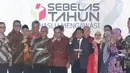 Ketua Bawaslu RI, Abhan (tengah) bersama komisioner Bawaslu dan KPU RI saat perayaan HUT Bawaslu ke-11 di Jakarta, Selasa (9/4). Selain merayakan Hut ke-11, Bawaslu merilis pemuktahiran dari Indeks Kerawanan Pemilu 2019. (Liputan6.com/Helmi Fithriansyah)