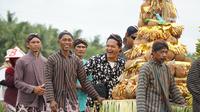 Ilustrasi budaya, Jawa. (Foto oleh Ditta Alfianto: https://www.pexels.com/id-id/foto/pria-orang-orang-wanita-festival-13529788/)