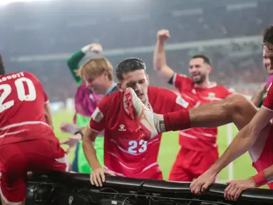 Pemain Timnas Indonesia Justin Hubner dan Elkan Baggott melompat ke arah barikade pembatas untuk menemui suporter setelah mengalahkan Thailand melalui drama adu penalti pada final FIFA ASEAN Cup 2026 di Stadion Utama Gelora Bung Karno (SUGBK), Jakarta, Senin (5/10/2026). (KLY/Budy Santoso)