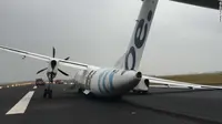 Pesawat Flybe yang mendarat miring ke kanan di Bandara Schiphol, Belanda. (CNN)