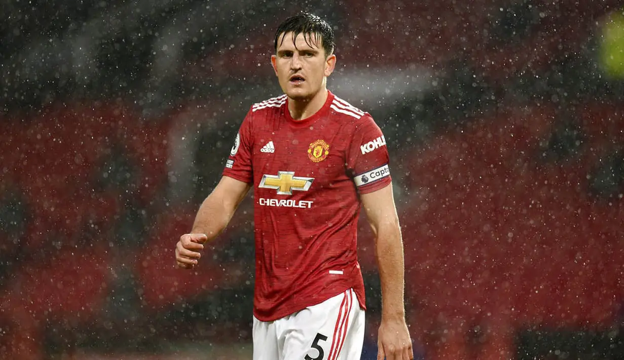 Bek Manchester United, Harry Maguire, saat pertandingan melawan Chelsea pada laga Liga Inggris di Stadion Old Trafford, Minggu (25/10/2020). Kedua tim bermain imbang 0-0. (Oli Scarff/Pool via AP)