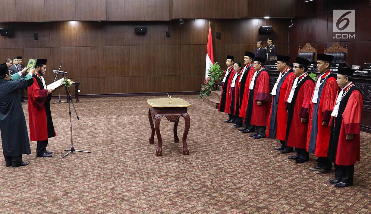 Ketua Mahkamah Konstitusi (MK) terpilih Anwar Usman saat acara pengucapan sumpah jabatan Ketua dan Wakil Ketua MK di gedung MK, Jakarta, Senin (2/4). Anwar dan Aswanto resmi jadi Ketua dan Wakil Ketua MK periode 2018-2020. (Liputan6.com/Immanuel Antonius)