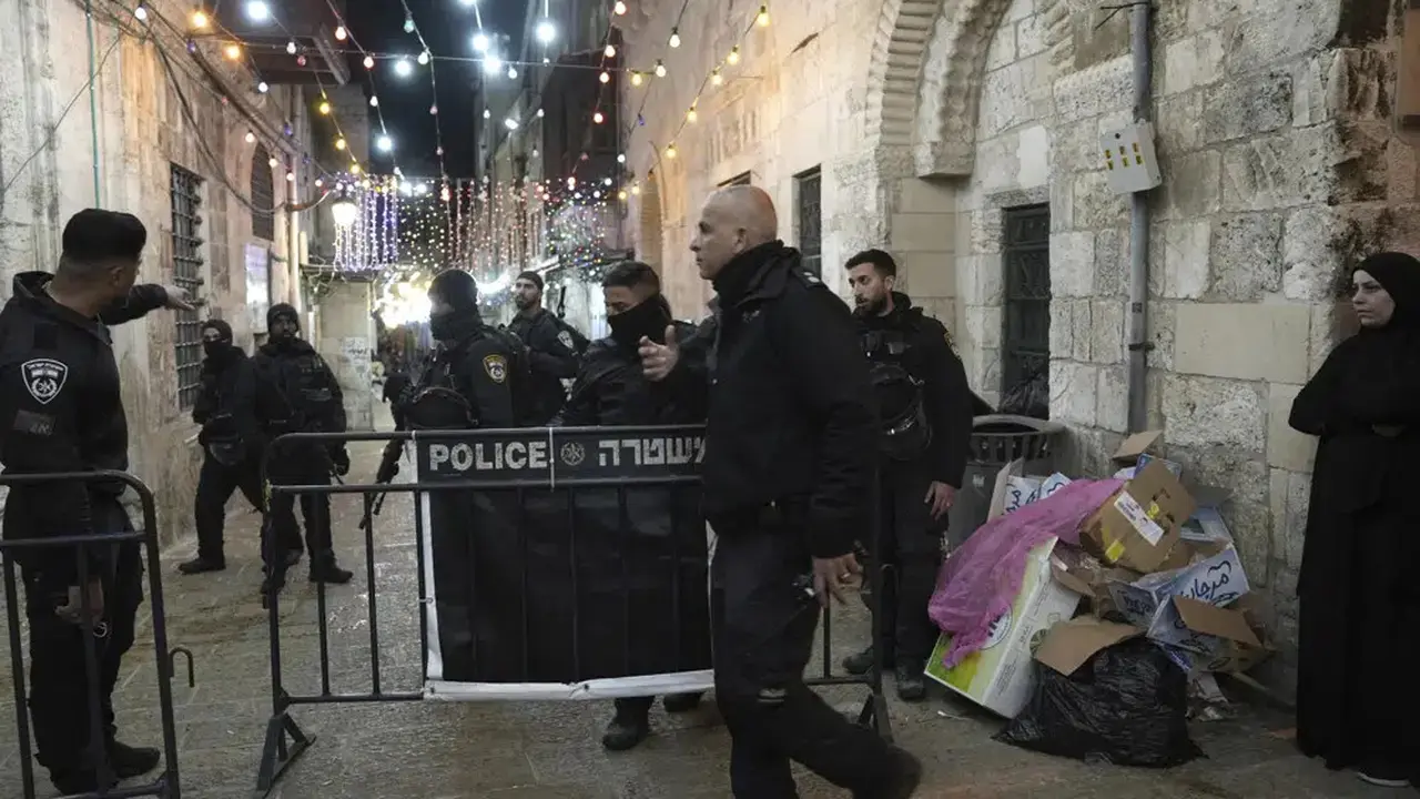 Polisi Israel menutup jalan menuju kompleks Masjid Al Aqsa setelah tembakan dilepaskan di Kota Tua Yerusalem selama bulan suci Ramadhan, Sabtu, 1 April 2023. (AP Photo/ Mahmoud Illean)