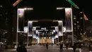 Lengkungan Stadion Wembley menyala dengan warna Brasil setelah pengumuman bahwa mantan pemain sepak bola Brasil Pele meninggal dunia, London, Inggris, 29 Desember 2022. Edson Arantes do Nascimento atau yang dikenal sebagai Pele, raja sepak bola Brasil yang menang rekor tiga Piala Dunia dan menjadi salah satu tokoh olahraga paling berwibawa abad lalu, meninggal pada usai 82 tahun di di Sao Paulo. (Kieran Cleeves/PA via AP)