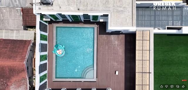 Penampakan kolam renang rooftop rumah Sarwendah ini mewah abis, bernuansa resort pribadi