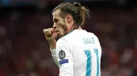 Penyerang Real Madrid, Gareth Bale, melakukan selebrasi hisap jempol usai mencetak gol ke gawang Liverpool pada laga final Liga Champions di Stadion NSC Olimpiyskiy, Kiev, Minggu (27/5/2018). Real Madrid menang 3-1 atas Liverpool. (AP/Pavel Golovkin)