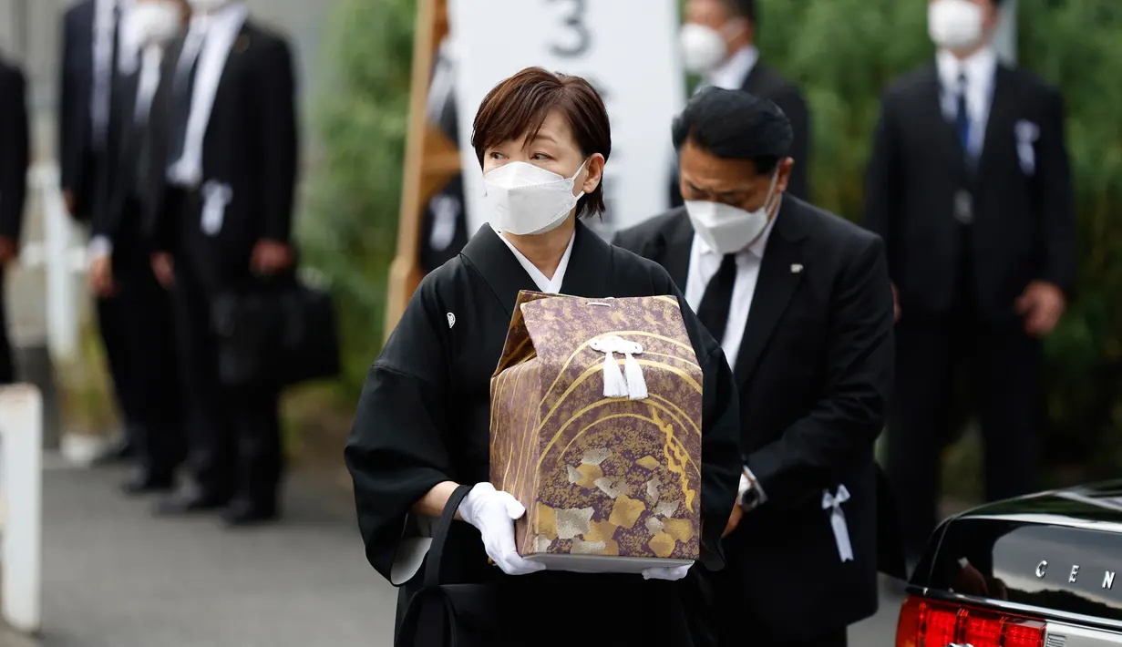 <p>Akie Abe, istri mantan Perdana Menteri Shinzo Abe, membawa guci berisi abu mendiang suaminya saat tiba di tempat pemakaman kenegaraan di Nippon Budokan, Tokyo, Jepang, Selasa (27/9/2022). Biaya tersebut mencakup 800 juta Yen (Rp 83,9 miliar) untuk keamanan dan 600 juta Yen (Rp 62,9 miliar) untuk menjamu delegasi asing. (Kiyoshi Ota/Pool Photo via AP)</p>