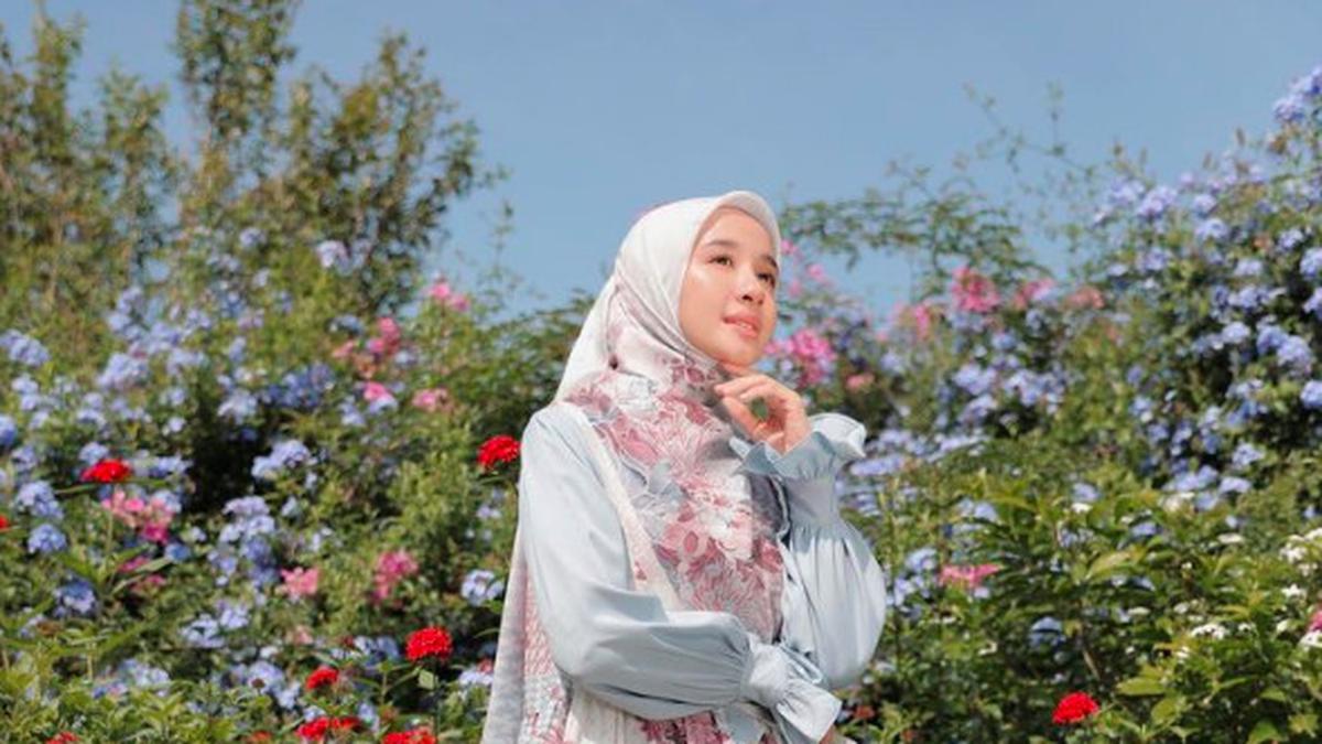 Model Gamis Terbaru Motif Bunga Kombinasi Polos yang Simpel dan Elegan