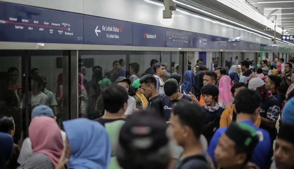 Warga mengantre menunggu kereta MRT di pintu masuk Stasiun MRT Bundaran HI, Jakarta, Minggu (24/3). Moda Raya Terpadu (MRT) Jakarta Fase 1 dengan rute Bundaran HI - Lebak Bulus resmi beroperasi. (Liputan6.com/Faizal Fanani)