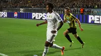 Rodrygo mengontrol bola dalam pertandingan Liga Champions antara Kairat Almaty&nbsp;vs Real Madrid di Stadion Ortalyk, Almaty, Kazakhstan, Selasa, 30 September 2025. (AP Photo/Alikhan Sariyev)