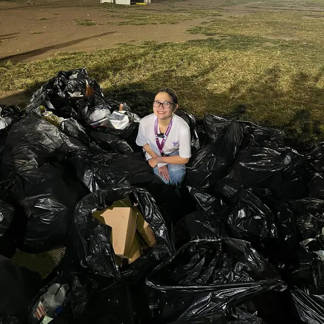 Prilly Latuconsina bersihkan sampah di Jember Fashion Carnaval 2023 (Foto: Instagram prillylatuconsina96)