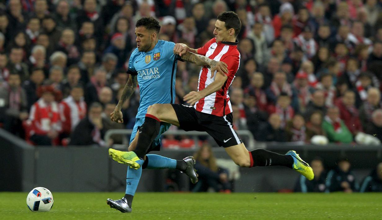 Pemain Athletic Bilbao, Aritz Aduriz (kanan) dan Pemain Barcelona, Daniel Alves da Silva  berebut bola pada Leg pertama perempat final Copa Del Rey di Stadion San Mames, Bilbao, Spanyol , Kamis (21/1/2016) dini hari WIB. (REUTERS/Vincent West)