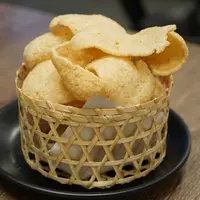 ilustrasi kerupuk nasi/copyright by Wut_Moppie Shutterstock