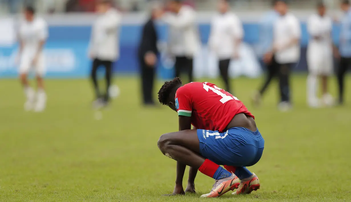 Reaksi kecewa pemain Gambia U-20, Modou Lamin Marong setelah kalah dari Uruguay-20 pada laga 16 besar Piala Dunia U-20 di Estadio Unico Madre de Ciudades, Argentina, Jumat (02/06/2023) dini hari WIB. (AP Photo/Nicolas Aguilera)