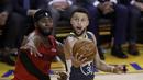 Aksi Stephen Curry saat Warrios lawan Blazers di lanjutan final wilayah NBA (AP)