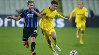 Gelandang Borussia Dortmund, Giovanni Reyna, berebut bola dengan gelandang Club Brugge, Ruud Vormer, pada laga lanjutan Liga Champions di Jan Breydel Stadion, Kamis (5/11/2020) dini hari WIB. Borussia Dortmund menang 3-0 atas Club Brugge. (AP Photo/ Francisco Seco)