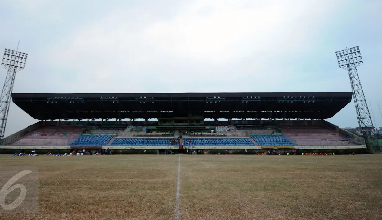 Kondisi tribun utama Stadion Lebak Bulus, Jakarta saat terakhir menggelar pertandingan antara Perpasi Bandung Raya melawan Villa 2000 pada 25 Agustus 2015 lalu. Stadion Lebak Bulus terkenal ”angker” buat tim lawan. (Liputan6.com/Helmi Fithriansyah)