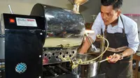 Produsen kopi Bengkulu melakukan proses pembakaran atau roasting untuk menghasilkan kopi premium yang terasa manis meskipun tanpa gula (Liputan6.com/Yuliardi Hardjo)