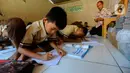 Mereka belajar dengan fasilitas seadanya. Tidak ada bangku, meja, dan juga papan tulis yang memadai. (merdeka.com/Arie Basuki)