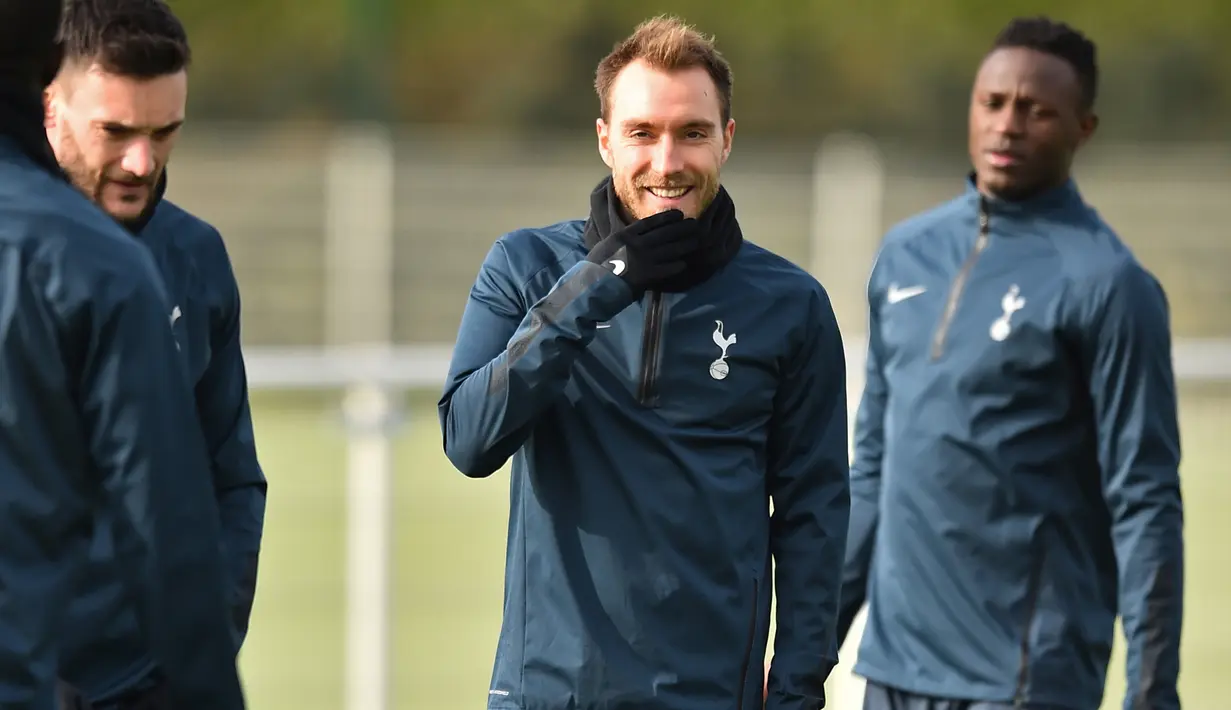 Gelandang Tottenham Hotspur, Christian Eriksen tersenyum saat sesi latihan di Pusat Pelatihan Enfield, London utara (12/2). Tottenham akan bertanding melawan Borrusia Dortmund pada 16 besar Liga Champions di stadion Wambley. (AFP Photo/Glyn Kirk)