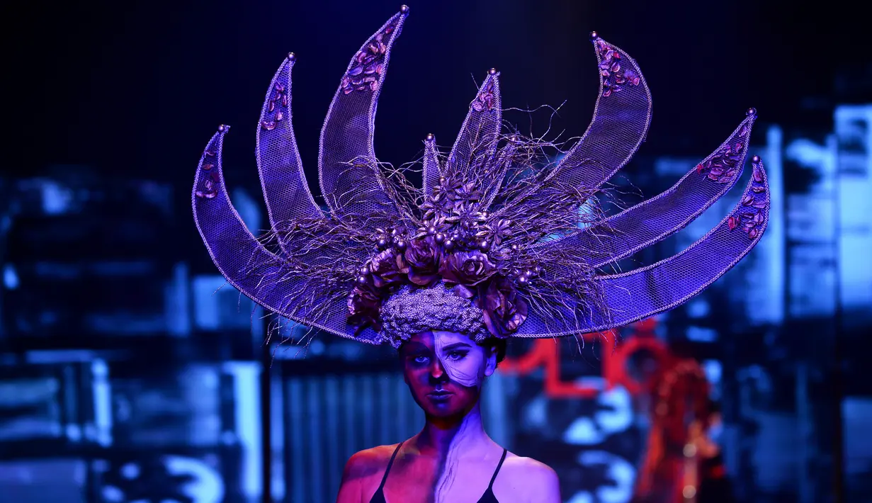 Model berjalan di atas catwalk membawakan karya busana perancang muda dari Pearl Academy di Autumn/Winter 2018 Fashion Week di New Delhi, India (18/3). (AFP Photo/Sajjad Hussain)