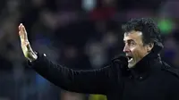 Luis Enrique beri instruksi di pinggi lapangan (LLUIS GENE / AFP)