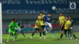 Pemain Persib Bandung, Esteban Vizcarra, menyundul bola saat melawan Barito Putera pada laga BRI Liga 1 di Stadion Indomilk Arena, Tangerang, Sabtu (4/9/2021). Persib Bandung menang tipis 1-0 lewat gol telat Marc Klok. (Bola.com/M Iqbal Ichsan)