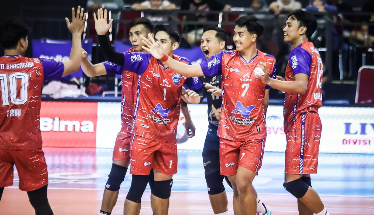 Tim putra Permuda Tirta Bhagasasi Bekasi secara mengejutkan berhasil mengalahkan TNI AU Electric dengan skor telak 3-0 (25-17, 25-19, 25-22) dalam lanjutan Final Four Livoli Divisi Utama 2025 yang berlangsung di GOR Ki Mageti, Magetan, Selasa (14/10/2025). (Dok. PBVSI)