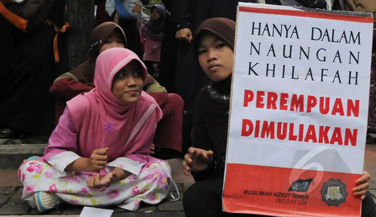 Sejumlah anak ikut melakukan aksi unjuk rasa menolak kontes Putri Indonesia di depan kantor Kementerian Pemberdayaan Perempuan, Jakarta, Jumat (20/2/2015). (Liputan6.com/Herman Zakharia)