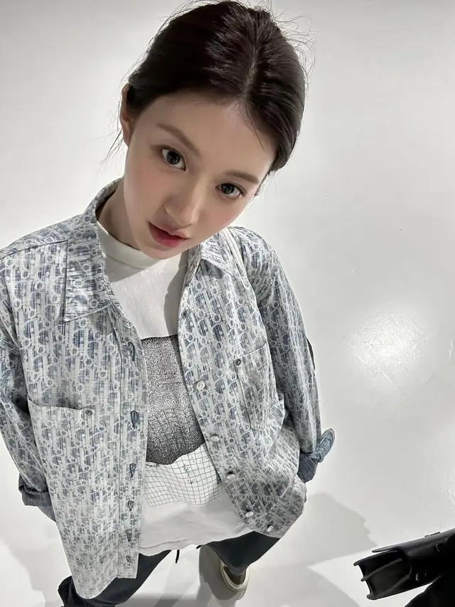 6 Ide Padu Padan Outfit Nongkrong ala Go Yoon Jung, Tampil Kece di Kafe