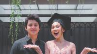 Arbani Yasiz menghadiri wisuda kekasihnya Raissa Ramadhani
