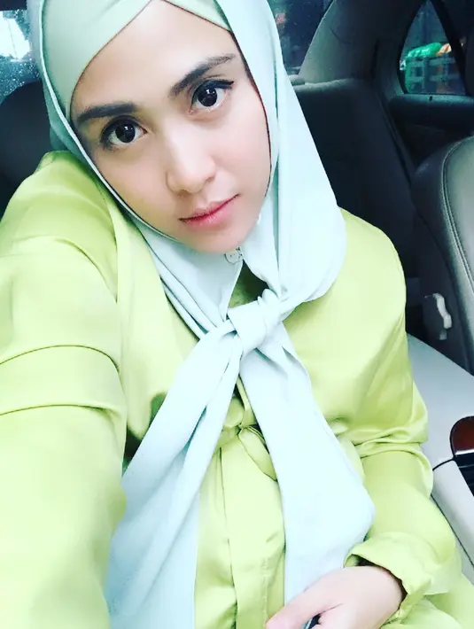 "Terima kasih untuk Orang tua kami, semua sahabat, saudara, dan teman teman alam maya atas dukungan dan doanya. Jazaakumullah ahsanal Jazaa," tutup Solmed. (Instagram/apriljasmine85)