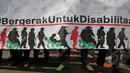 Sebuah spanduk dibentangkan saat aksi damai "Bergerak Untuk Disabilitas", Jakarta, Kamis (7/5/2015).  Kegiatan ini dilakukan untuk menyuarakan pemenuhan hak fasilitas umum yang mudah diakses oleh penyandang disabilitas (Liputan6.com/Johan Tallo)