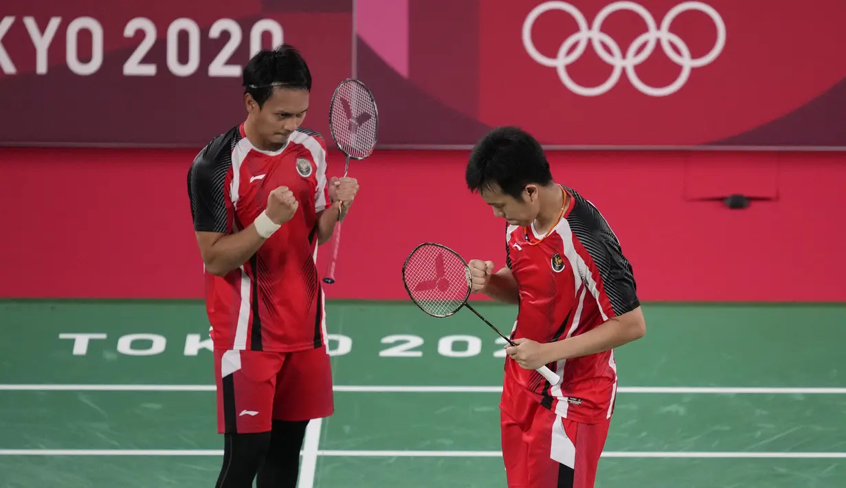 Ganda putra Indonesia Mohammad Ahsan / Hendra Setiawan berselebrasi setelah mengalahkan Takeshi Kamura / Keigo Sonoda dari Jepang pada perempat final bulu tangkis Olimpiade Tokyo 2020 di Musashino Forest Sports Plaza, Kamis (29/7/2021). Ahsan / Hendra menang 21-14, 16-21, 21-9. (AP/Dita Alangkara)