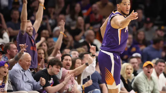 Selebrasi pemain Suns Devin Booker saat melawan Thunder di lanjutan NBA 2022/2023