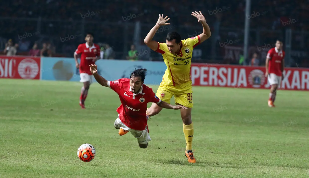 Pemain Sriwijaya FC, Ngurah Nanak (kanan) berduel dengan pemain Persija pada laga Torabika SC 2016 di Stadion Utama Gelora Bung Karno, Jakarta (24/6/2016). (Bola.com/Nicklas Hanoatubun)