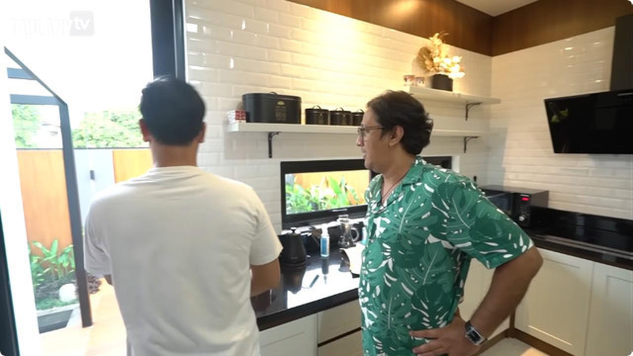 5 Potret Dapur Rumah Surya Insomnia yang Tersambung dengan Taman, Bikin Masak Makin Nyaman