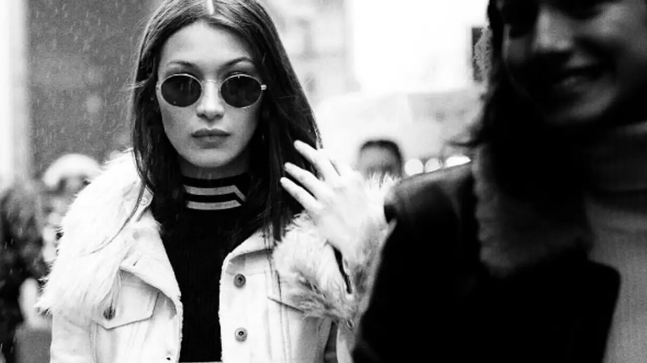 Terkenal Seksi, Ini Potret Style Bella Hadid dengan Baju Tertutup