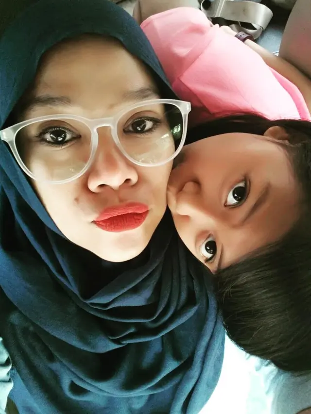 Masih Eksis di Layar Kaca, Ini 6 Potret Terbaru Eno TB ‘Eneng dan Kaos Kaki Ajaib’