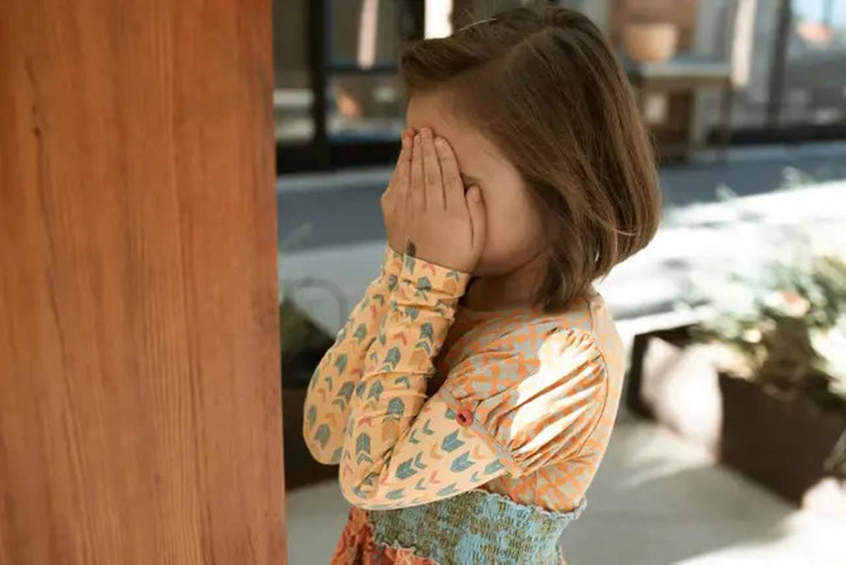 5 Kesalahan Umum Orangtua dalam Mendidik Anak yang Pemalu