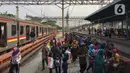 Penumpang berlalu-lalang di peron Stasiun Manggarai, Jakarta, Jumat (20/12/2019). Total jumlah penumpang hingga Oktober 2019 sudah mencapai 81,13 persen dari target tahunan sebanyak 343,5 juta orang. (Liputan6.com/Immanuel Antonius)