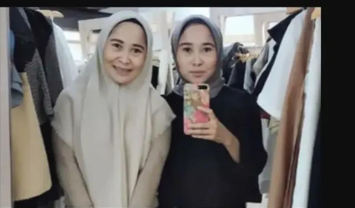 Selain itu, polisi juga mendatangi kediaman seorang ketua RW di kawasan Ciputat Timur, Tangerang Selatan. Dalam penggeledahan, didapatkan barang-barang yang diduga dibeli dari uang hasil penipuan.