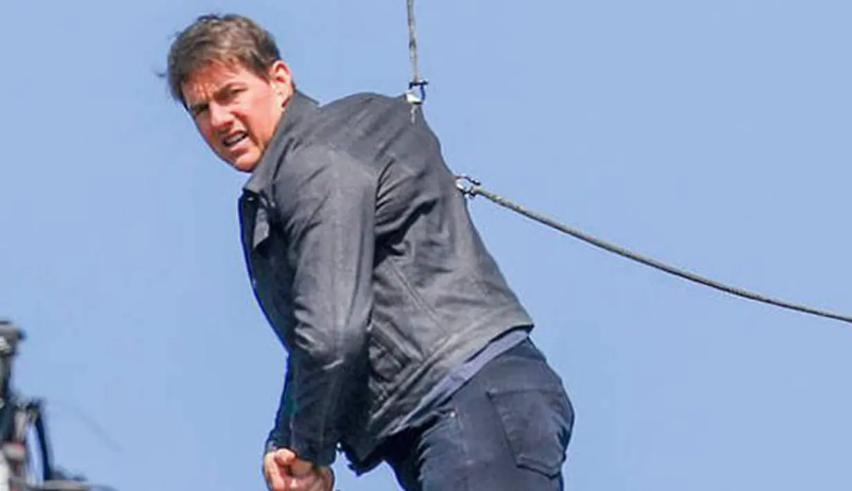 Dari beberapa foto yang tersebar di media Internasional, terlihat Tom sedang bergelantung di sebuah tali pengaman sambil berpengangan. Setelah itu, ia langsung dibawa ke dalam ruangan dengan jalannya yang tertatih. (Doc. E!News)